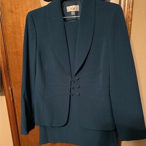 Le Suit, size 12, only worn a couple of times. EUC.